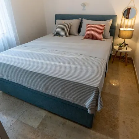 Seaside Family Friendly House With A Swimming Pool Rogoznica - 21120 بيت للعطل *