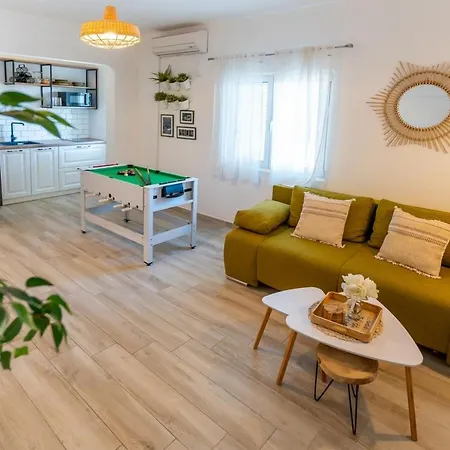 Seaside Family Friendly House With A Swimming Pool Rogoznica - 21120 بيت للعطل *