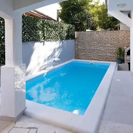 Seaside Family Friendly House With A Swimming Pool Rogoznica - 21120 بيت للعطل روغوزنيكا