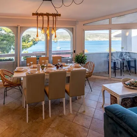 Seaside Family Friendly House With A Swimming Pool Rogoznica - 21120 بيت للعطل *