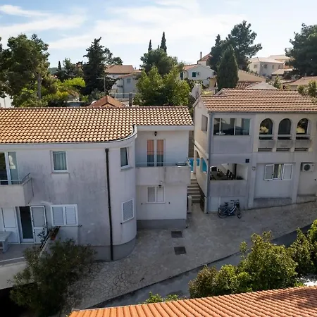 Seaside Family Friendly House With A Swimming Pool Rogoznica - 21120 * روغوزنيكا