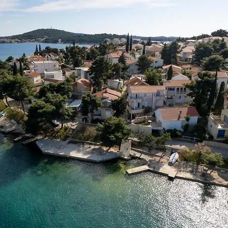 Seaside Family Friendly House With A Swimming Pool Rogoznica - 21120 بيت للعطل روغوزنيكا
